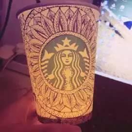 Starbucks 紙杯上的 Zentangle